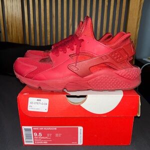 Nike Air Huarache Triple Red size 9.5